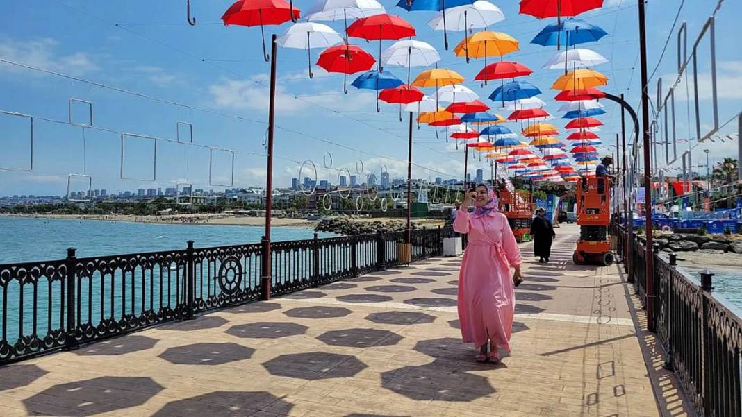 Fotoğraf tutkunları buraya akın ediyor: Rengarenk şemsiyeler, sahilin yeni cazibe merkezi oldu 18